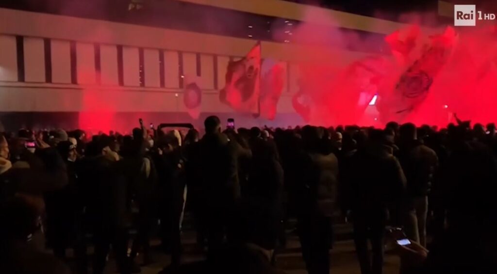 tifosi milan fuori dallo stadio